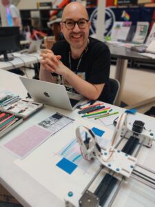 Zarino with a pen plotter